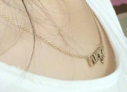 带项链的女孩图片,项链映衬下的青春风采